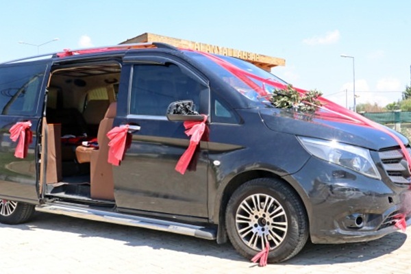 Düğün arabası süsü vermişlerdi, yakalandılar