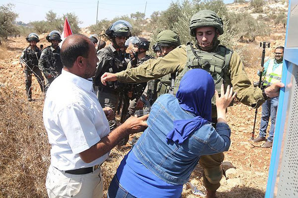 İşgaci İsrail askerleri Filistinlilere saldırdı