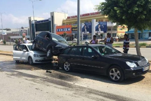 Park halindeki otomobillerin üzerine çıktı