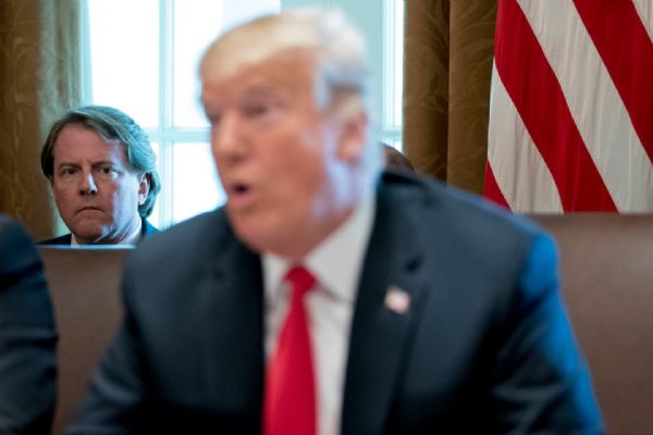 Trump ile arasındaki ipler gerilen danışman McGahn görevden ayrılıyor