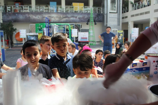 Binlerce çocuk azotla dondurma yaptı
