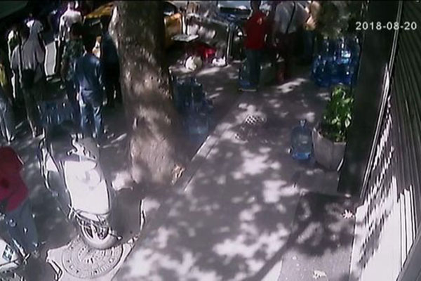 Bonzai içip kaza yapan taksiciye dayak kamerada