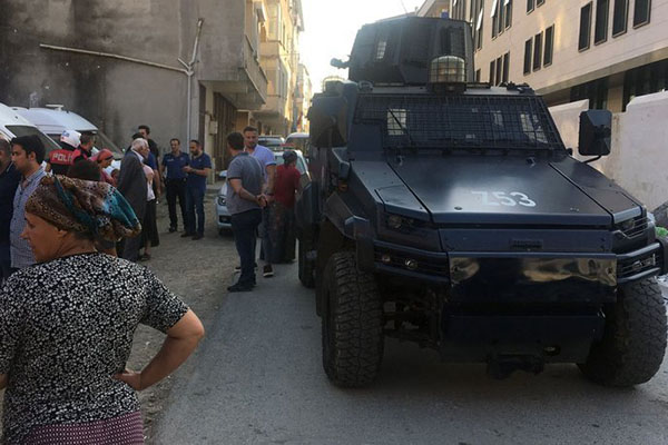 Ataşehir’de cezaevi firarisini yakalamak isteyen polise taşlı saldırı