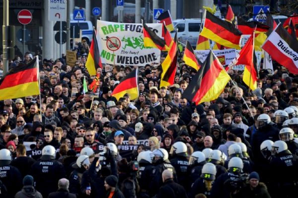 Almanya'da ırkçılar sokağa inip göçmenlere saldırıyor