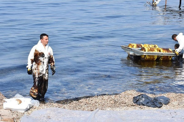 İzmir Aliağa'da ham petrol sızıntısı