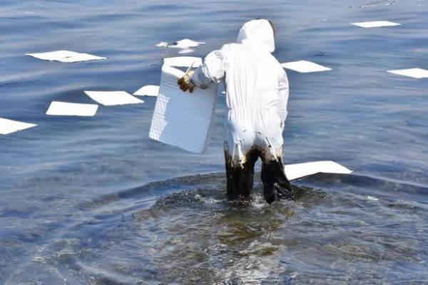 Aliağa ve Foça sahillerinde petrol kirliliği