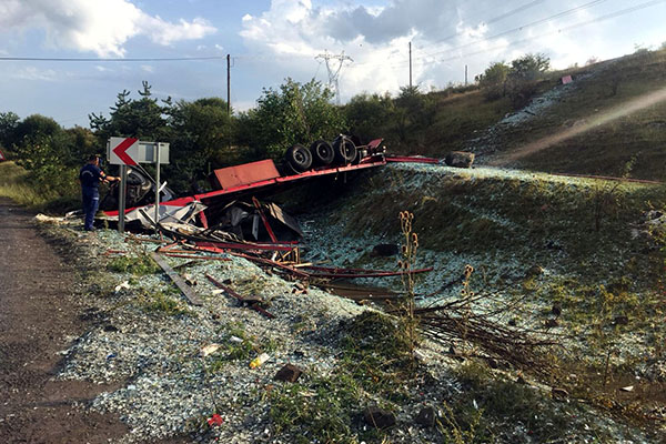 Ardahan'da tır devrildi: 1 ölü