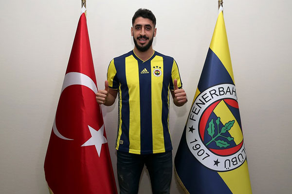 Galatasaray’dan Fenerbahçe’ye… Formayı giyip poz verdi!