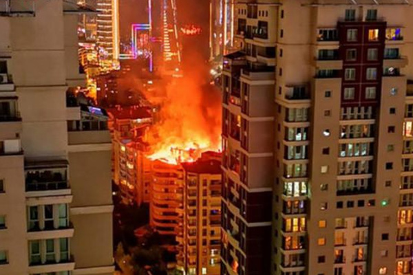 Ankara'da yangın: Çatı katı alev alev yanıyor