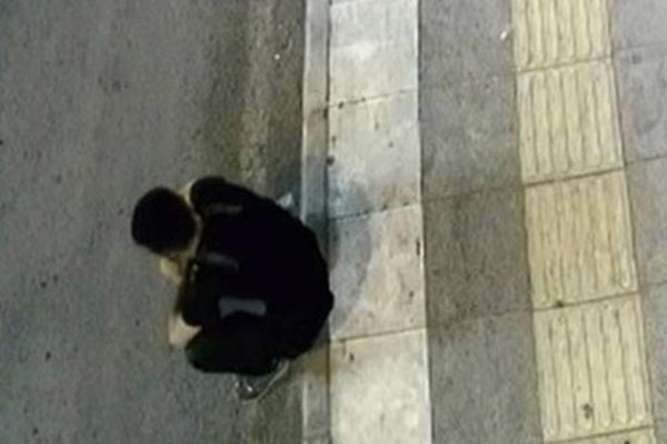 Yok böyle hırsızlık! Bir süre kaldırımda oturdu ve..