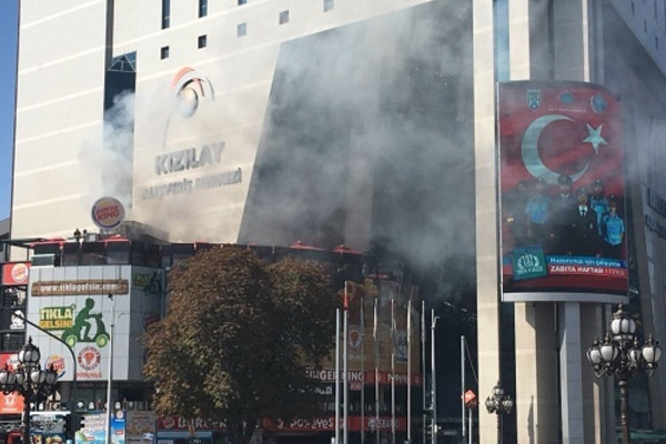 Ankara’da AVM’de korkutan yangın