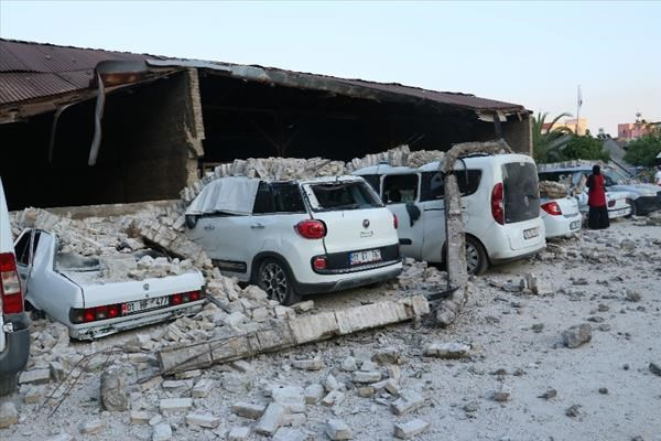 Fabrika duvarı araçların üzerine çöktü