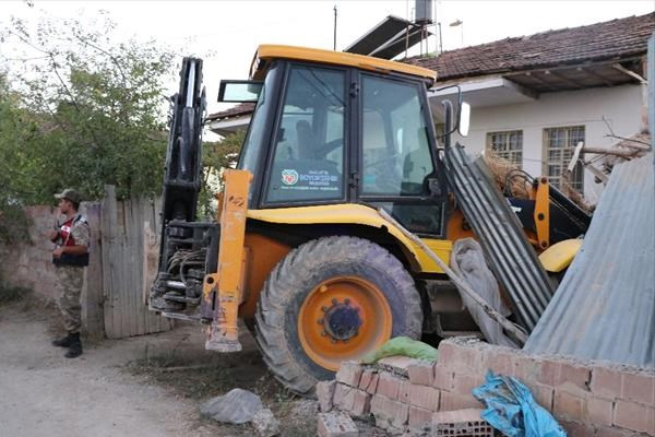 Kepçe eve daldı: 1 ölü, 2 yaralı