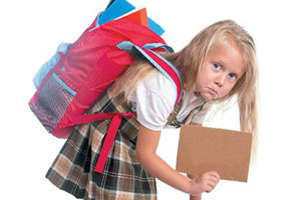 Ağır okul çantalarına dikkat! Skolyoz yapıyor