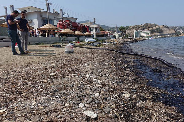 Foça'da 100 kişilik ekiple temizlik sürüyor
