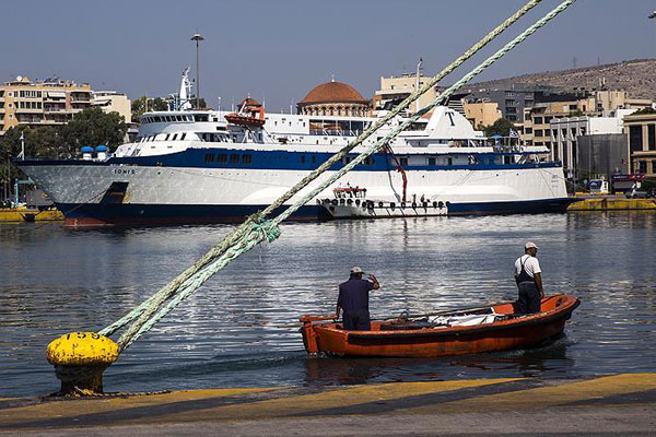 Yunanistan grevlerle boğuşuyor… Denizciler grevlerini uzattı