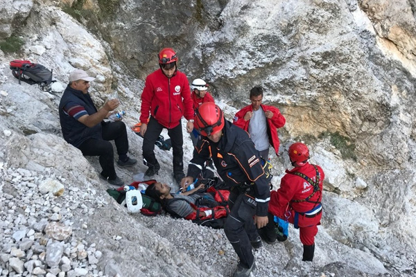 Dağa çakılan paraşütçü operasyonla kurtarıldı