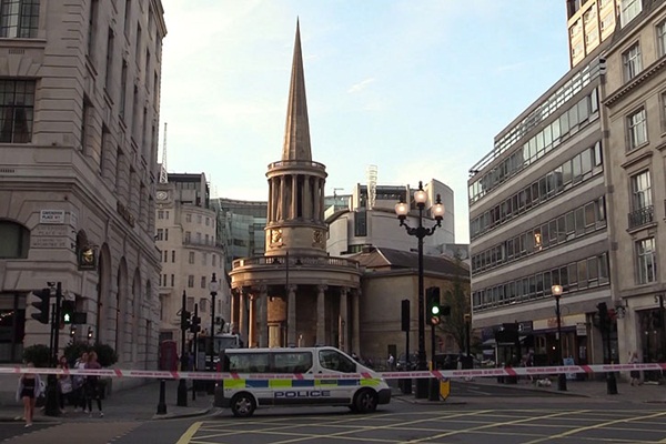 BBC önünde bombalı araç alarmı