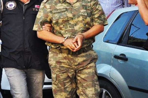 Muvazzaf askerler hakkında gözaltı kararı