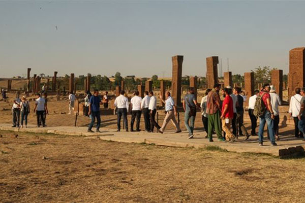 Ahlat ziyaretçi akınına uğruyor