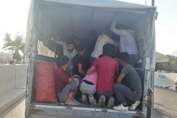 Kamyonet kasasında 34 işçi
