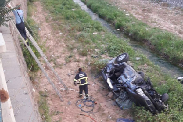 'Dur' ihtarına uymayan sürücü çaya devrildi