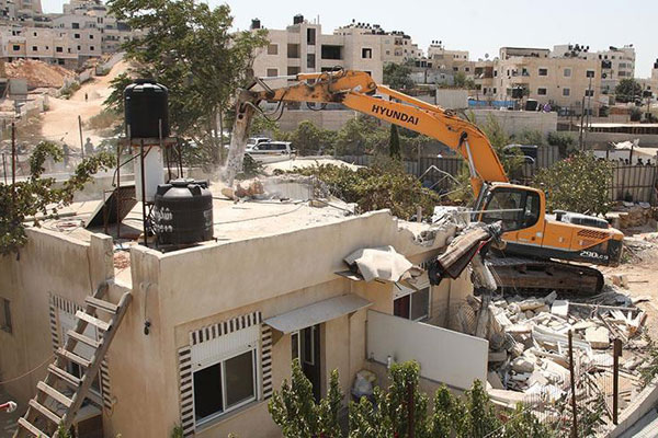 Siyonist rejim Filistinlilere ait 2 evi yıktı