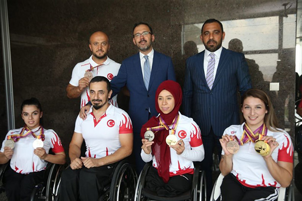 Bakan Kasapoğlu, paralimpik milli sporcularla buluştu