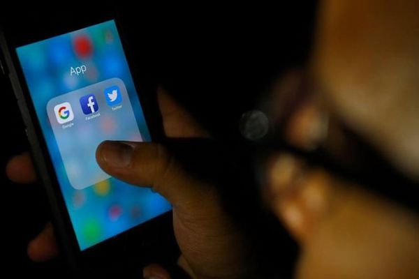 Facebook ve Twitter yöneticileri, kongreyi ikna edemedi