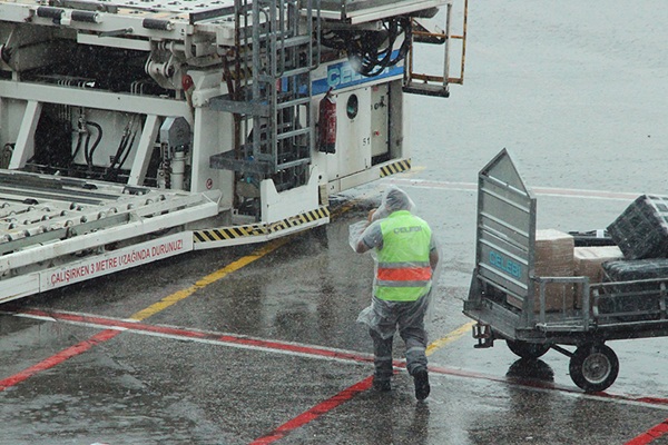 İstanbul'da sağanak uçuşları aksattı