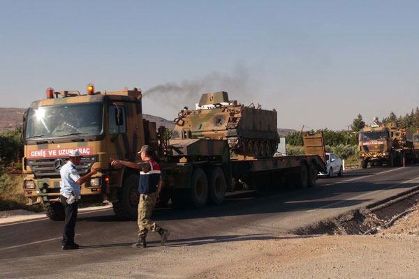 Sınıra askeri sevkıyat sürüyor