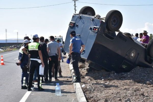 Kars'ta zırhlı polis aracı devrildi: 2 yaralı