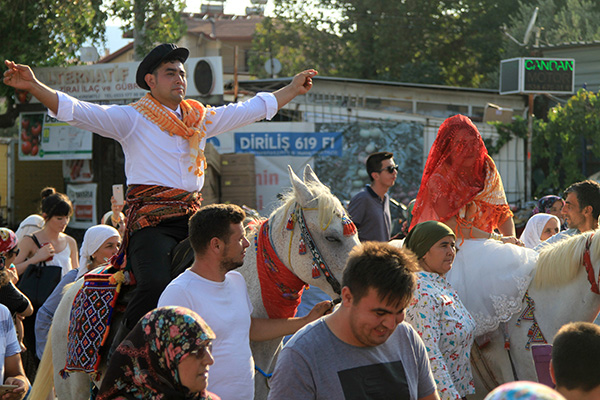 Gelin arabası yerine ata bindiler