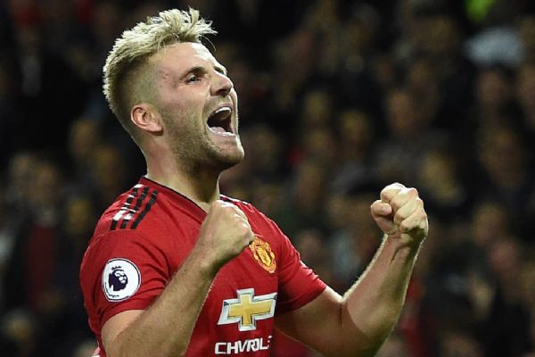 Kafasını yere çarpan futbolcu Luke Shaw bilincini kaybetti