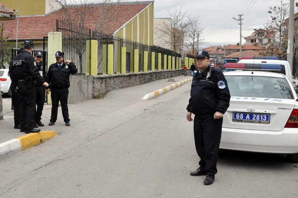 Öğrenciler için 9 bin 500 polis görev yapacak