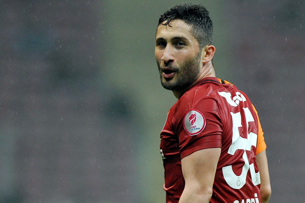 Sabri Sarıoğlu futbolu bıraktı