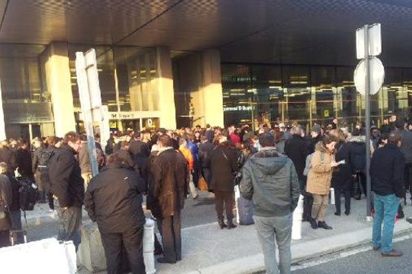 Fransa'da kokutan olay…Araç havalimanı pistine girdi!