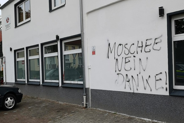 Almanya’da camiye ırkçı saldırı