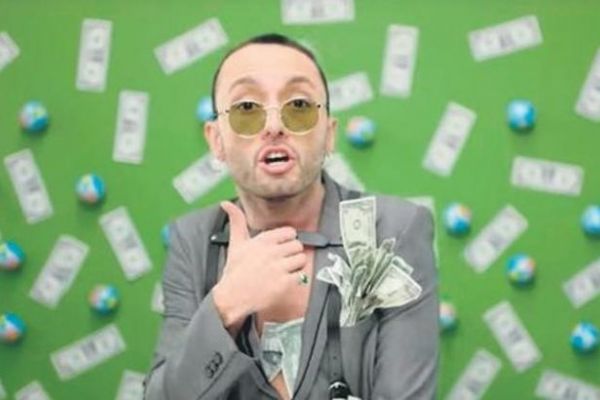 Klibinde 1 dolar kullanan ünlü şarkıcıya FETÖ soruşturması