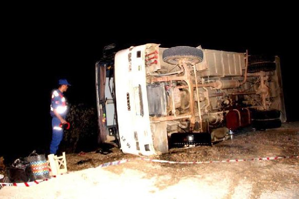 Manisa'da işçileri taşıyan midibüs devrildi: 31 yaralı