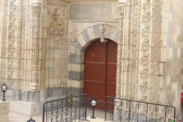 586 yıllık medreseye kiracı aranıyor