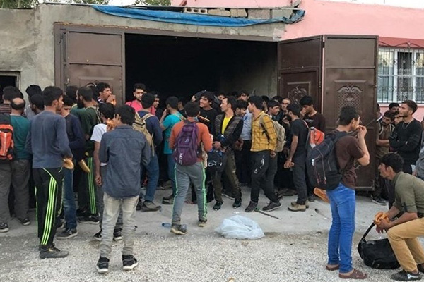 Bir evde 244 kaçak göçmen yakalandı