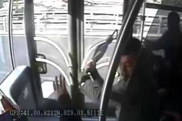 Metrobüste şemsiyeyle gelen faciayı anlattı