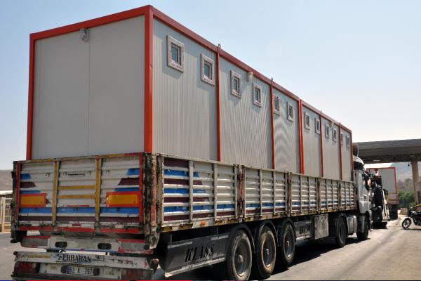 Suriye'ye tırlarla konteyner taşındı