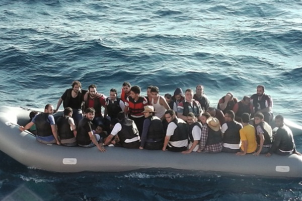 Libya’da insan tacirleri Birleşmiş Milletler çalışanları gibi giyiniyor