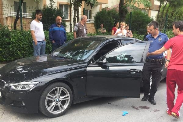Beylikdüzü'nde lüks otomobile silahlı saldırı