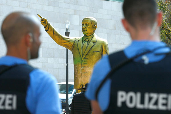 Berlin'de Erdoğan'ın ziyareti için fiili OHAL