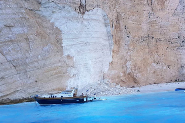 Ünlü plaj çöktü… Çok sayıda yaralı var