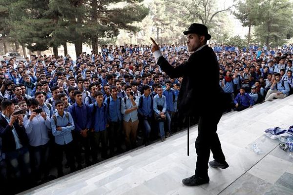 Afgan Şarlo; tehdit ve bombardımanlara rağmen halkını güldürmeye devam ediyor