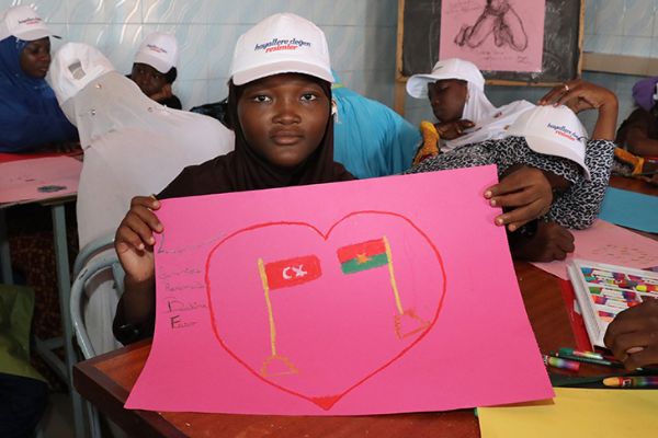 Kara kıtanın yetim çocukları hayallerini resmetti